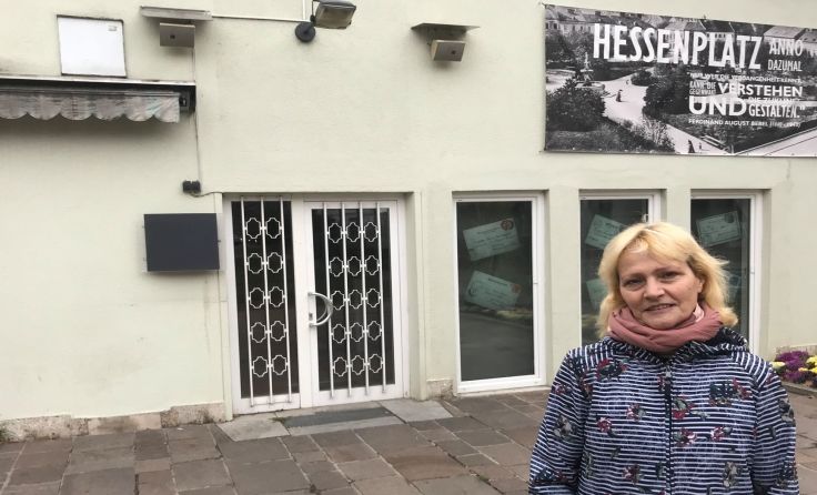 Rossitza Ekova-Stoyanova (Grüne) vor dem Haus am Hessenplatz. Foto: Grüne Linz