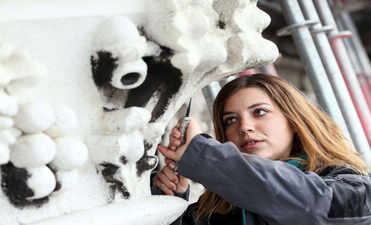 Evangelia Papathanasiou arbeitet am Linzer Mariendom in luftiger Höhe. Foto: Mariendom Linz
