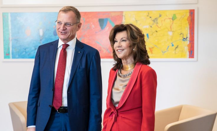 Thomas Stelzer mit Brigitte Bierlein. Land OÖ/Max Mayrhofer