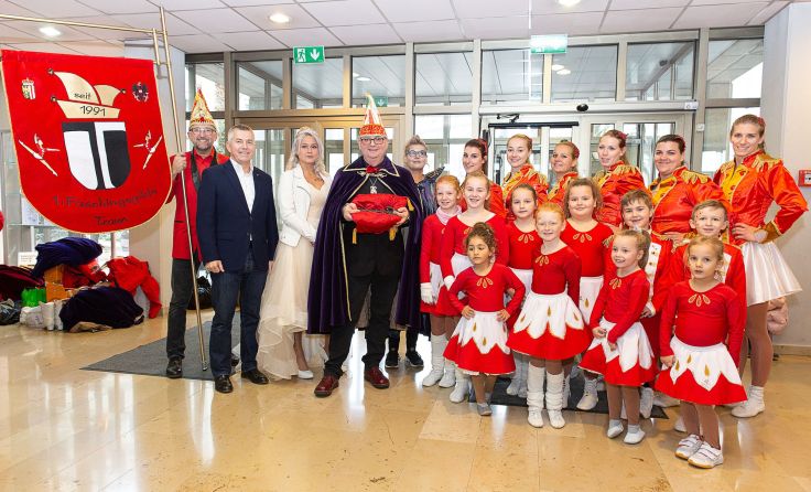 Stadtchef Rudolf Scharinger mit dem Prinzenpaar und den Gardemädchen. Foto: Stadtarchiv Traun