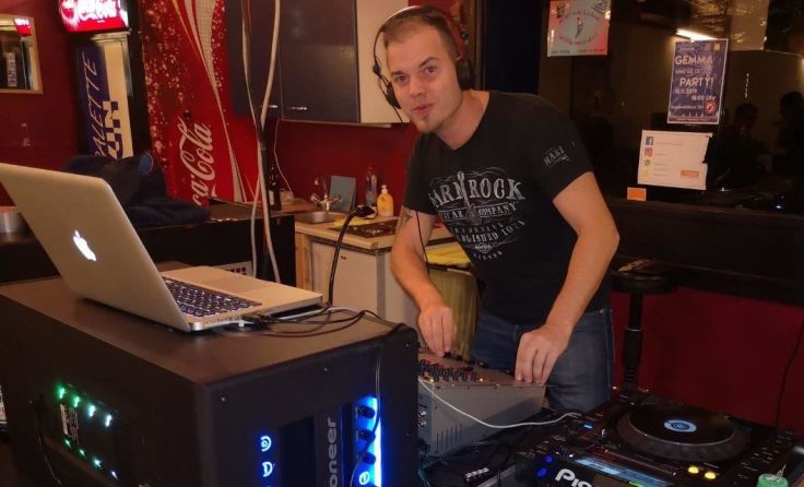 DJ Flow gibt sein Wissen weiter. Foto: Jugendpalette Traun