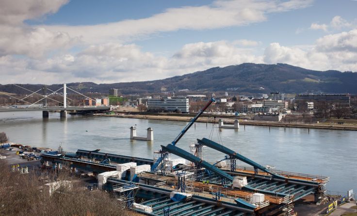 Brückenbögen werden montiert Fotos: Stadt Linz