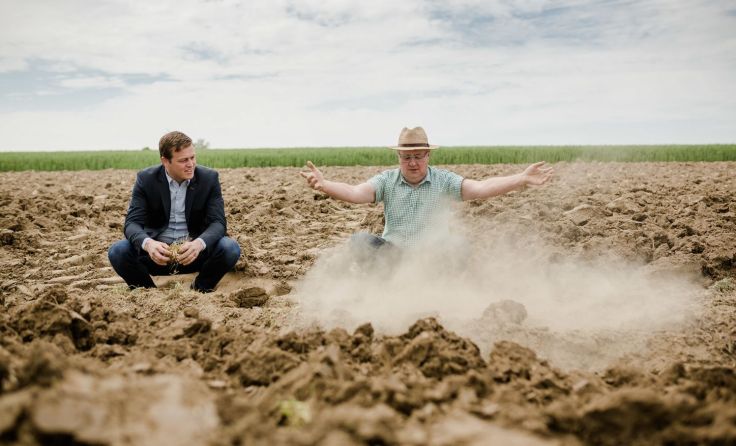 Klimalandesrat Stefan Kaineder mit Bio-Landwirt Hermann Holzweber. Foto: Land OÖ