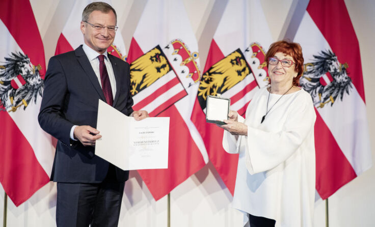 Landeshauptmann Thomas Stelzer mit Valie Export (Foto: Land OÖ/Max Mayrhofer)