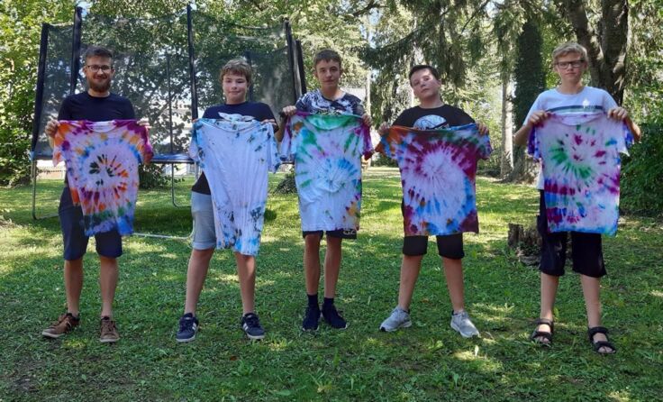 Das ÖGJ-Jugendzentrum lud zum großen T-Shirt Design- und Batik Workshop ein. (Foto: JCUV)