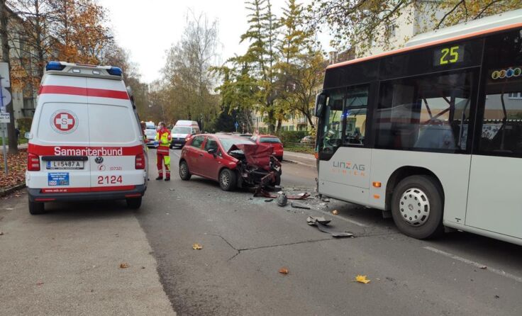In der Linzer Muldenstraße krachte ein Pkw gegen einen Linienbus. (Foto: Samariterbund OÖ)
