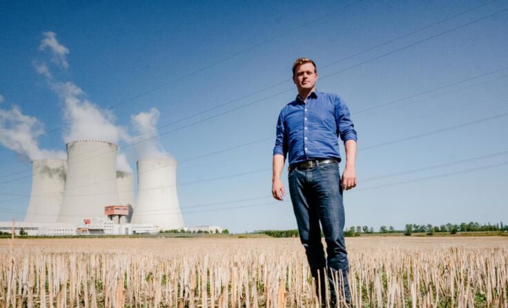 Klima-Landesrat Stefan Kaineder vor dem Pannen-AKW Temelin (Foto: Werner Dedl)