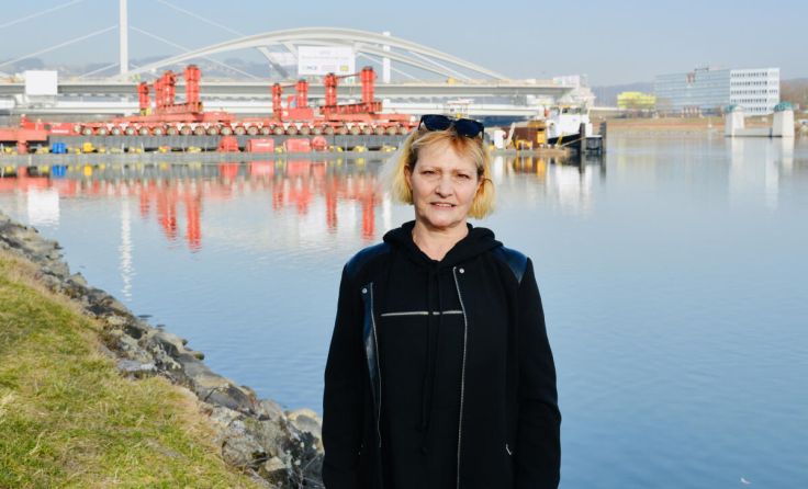 Gemeinderätin Rossitza Ekova-Stoyanova bei der Brückenbaustelle (Foto: Grüne Linz)