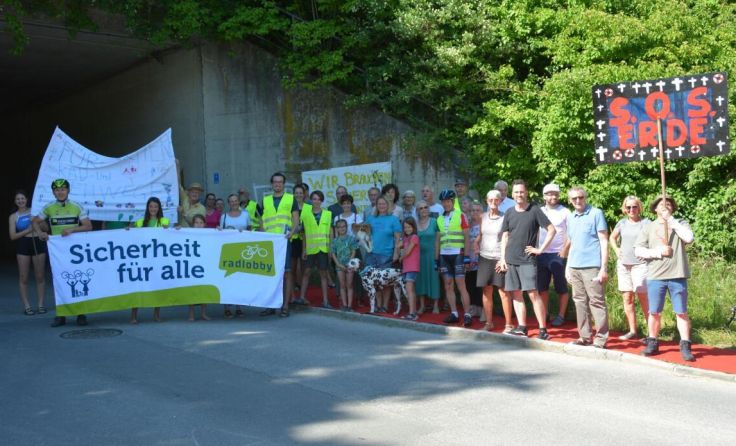 Protestaktion an der geplanten Autobahnanschlussstelle am Koglerweg (Foto: Radlobby OÖ)