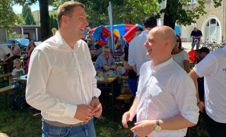 Michael Raml und Markus Hein beim Brunnenfest (Foto: FPÖ Linz)