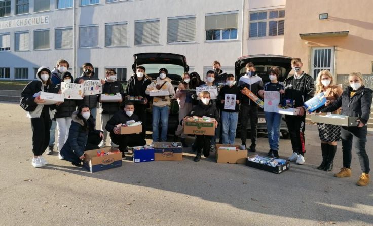 Schüler der 4a sammelten Lebensmittelspenden für Obdachlose. (Foto: MMS 12)