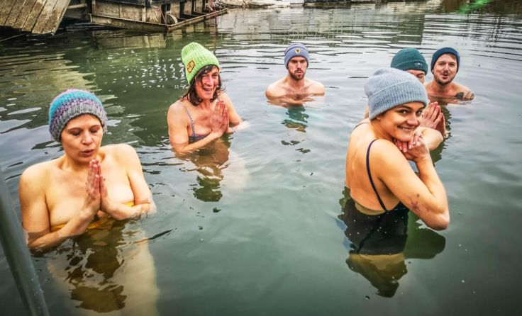 Zwei bis maximal vier Minuten lang verbringt man im eiskalten Wasser. (Foto: eisbaden.at)