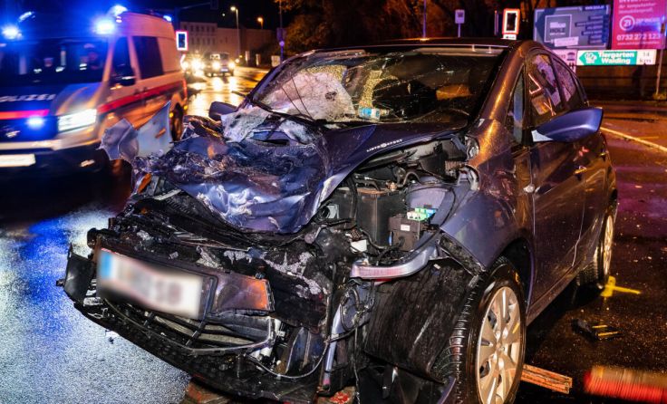 Unfall mit PKW und ÖBB-Cityjet (Foto: FOTOKERSCHI.AT / KERSCHBAUMMAYR)