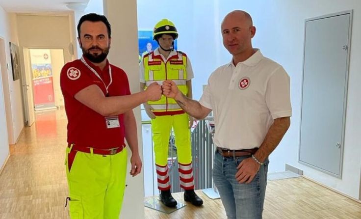 Bürgermeister David Allerstorfer und ein Vertreter des Arbeiter-Samariterbundes (Foto: Privat)