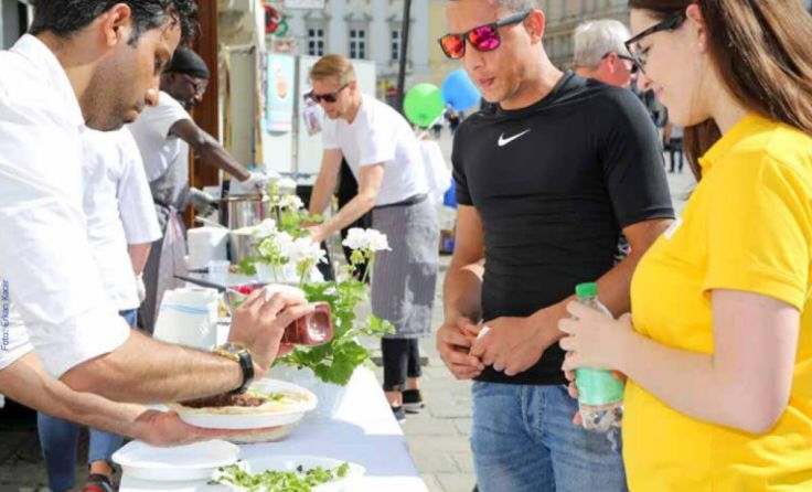 Die "Tafel voll Vielfalt" lockt am 28. Mai ab 15 Uhr vor das Neue Rathaus. (Foto: Stadt Linz)