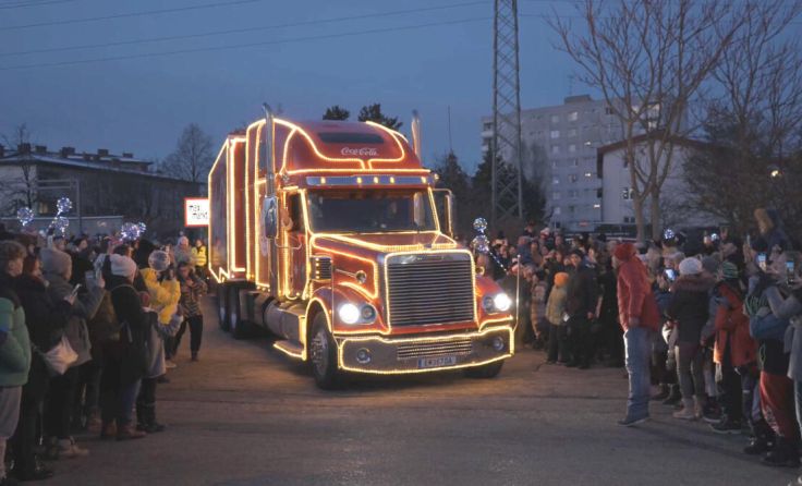 Der Coca-Cola Weihnachtstruck besuchte Linz (Foto: Plus Promotion)