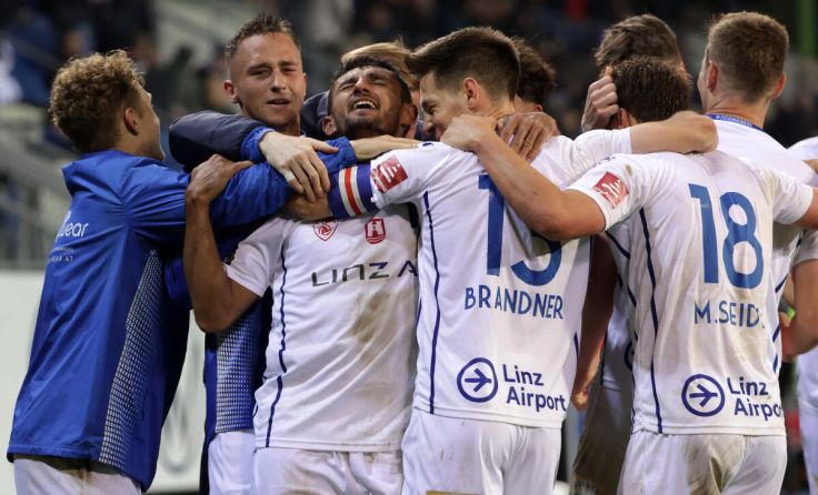 Blau-weiße Jubeltraube um Torschützen Ronivaldo. (Foto: GEPA / Walter Luger)