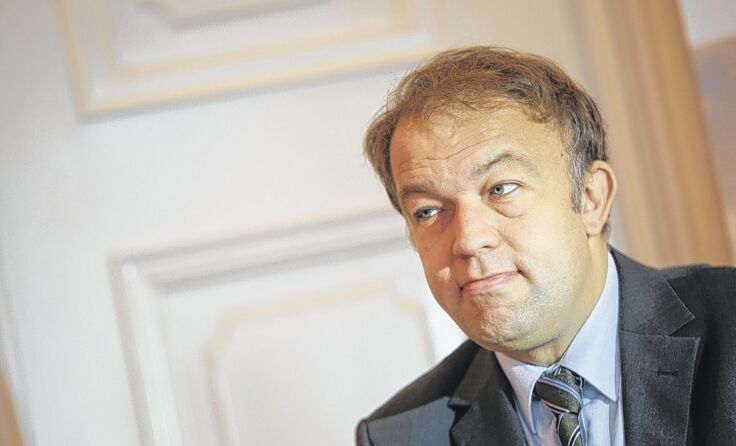 JKU-Rektor Meinhard Lukas stellt sich einer Abstimmung im Senat. Foto: Weihbold