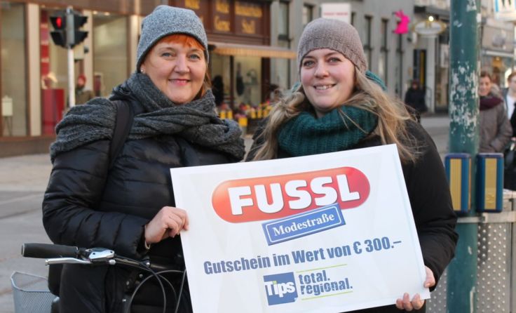 Gewinnerin Dagmar Höss (li) und Tips-Glücksengerl und Redakteurin Valerie Himmelbauer