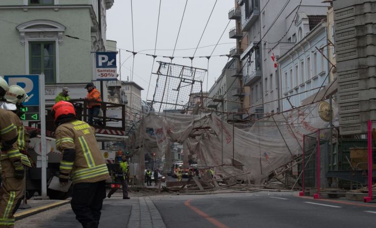 Mitten in Linz ist ein Baugerüst eingestürzt Foto: FOTOKERSCHI.AT/KERSCHBAUMMAYR 