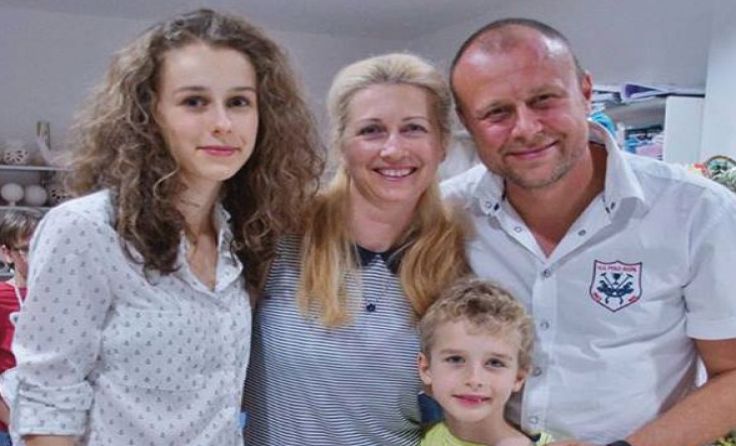 Emily, Lilia, Dennis und Georgi im Atelier in ihrer neuen Heimat Gmunden