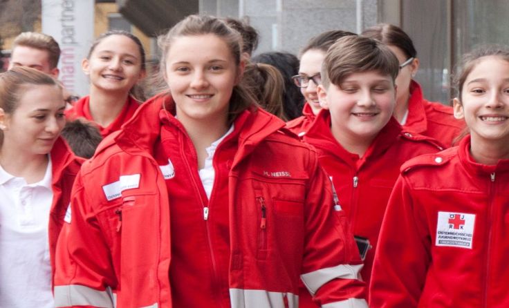 Michi Neissl (Mitte) ist Jugendgruppenleiterin am Stützpunkt Linz.