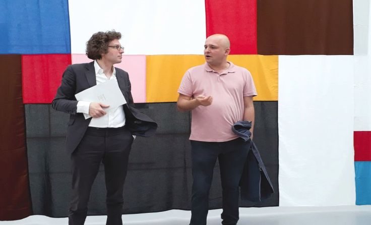 Kurator Wilfried Kuehn und Künstler Marko Luli? (vo. li.) 