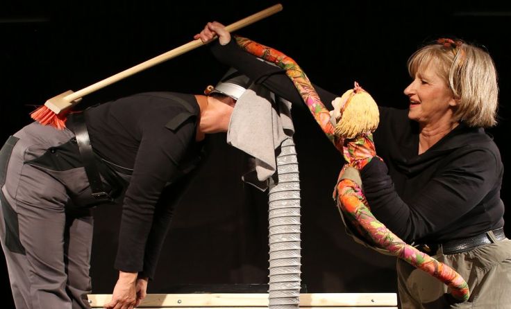 Ruth Humer als Elefant und Gertrude Tröbinger als Josefine (rechts) Foto: R. Winkler