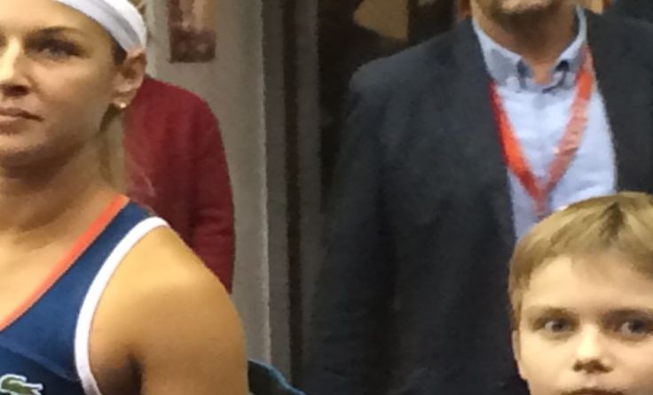 Matthias Kahr (rechts) als Balljunge beim Walk on Court mit Dominika Cibulková (links)