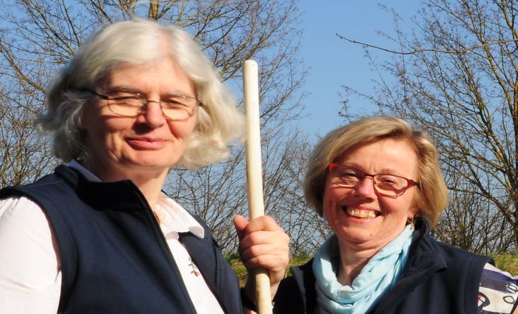 Veronika Kitzmüller und Paula Wintereder laden zum Pilgern ein. Foto: kfbOÖ/Schlager