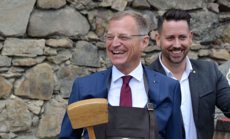 Landeshauptmann Thomas Stelzer beim BieranstichFoto: B. Gschwandtner