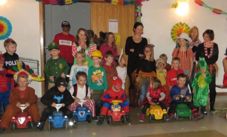 Die Kinder beim Bobby-Car-Rennen