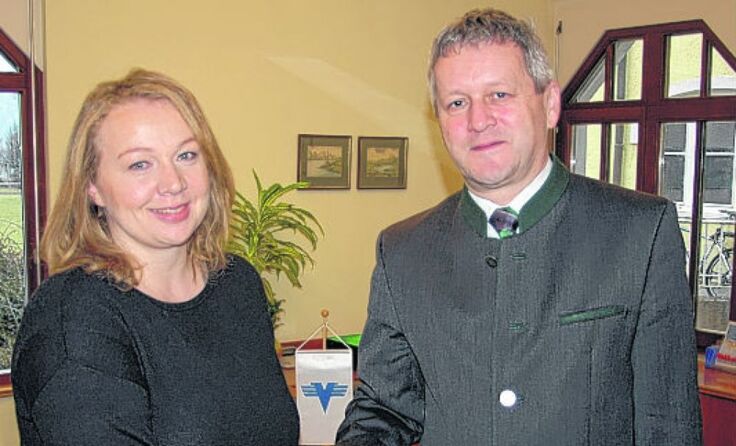 Volksbank-Direktor Gottfried Hemetsberger mit Tips-Redakteurin Martina Ebner