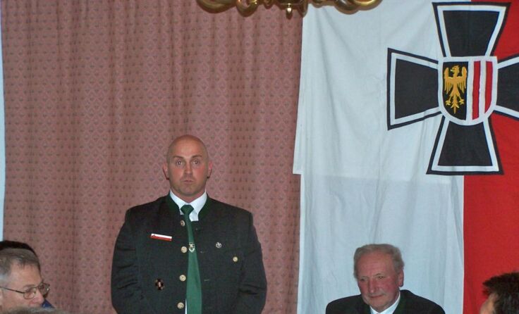 ÖKB-Bezirksobmann Johann Wienerroither (stehend) und Fritz Gruber (sitzend)