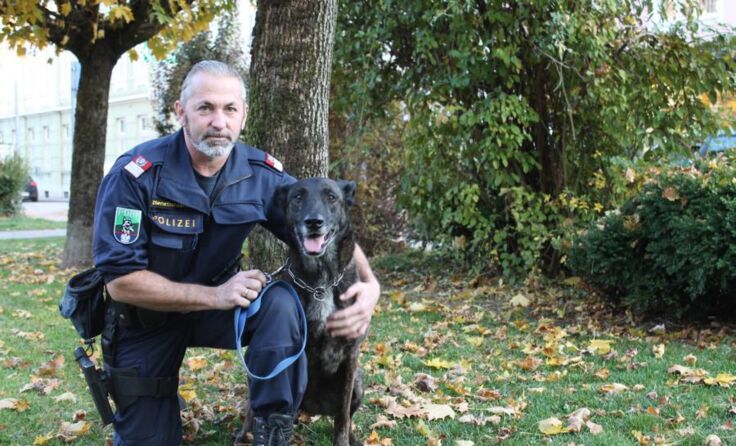 Polizeidiensthündin „Hexe von Saggautal“ und ihrem Hundeführer Norbert Englbrecht-Dießlbacher