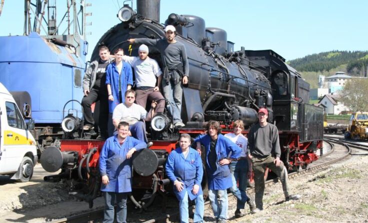 Eine der ersten Kursgruppen im Jahr 2005 bei der Reparatur einer Dampflok. Fotos: BFI