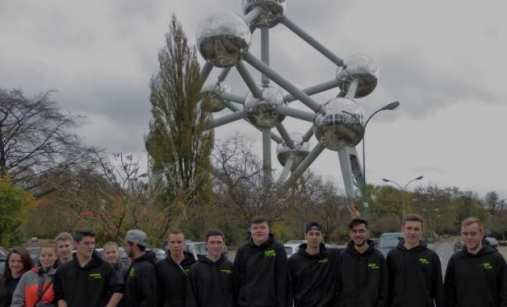 Die Schüler vor dem Atomium