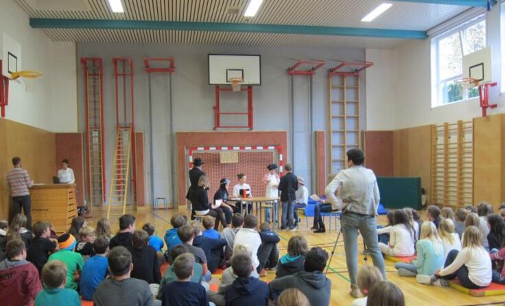 Der Turnsaal wurde zur Theaterbühne umfunktioniert. Foto: UNESCO-NMS Mondsee