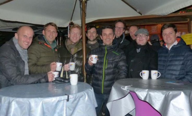 Die Vöcklabrucker Tafelrunde stellt sich in den Dienst der guten Sache. Foto: Privat