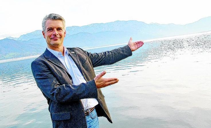 Horst Anleitner zeigt, worum es geht: die Ferienregion Attersee. Foto: Leitner