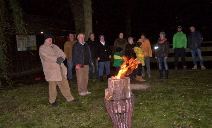 "Urgestein" Alois Obermayer (2.v.l) beim Entzünden des Feuers