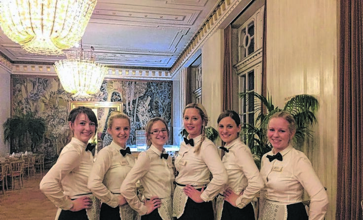 Auch heuer hatten sechs Schülerinnen wieder die Gelegenheit, am Opernball servieren zu dürfen. 