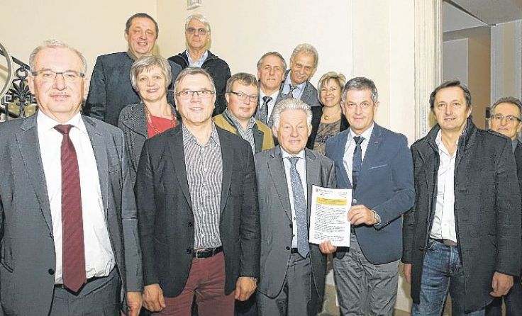 Landeshauptmann Josef Pühringer mit Vertretern der Initiative Foto: Land OÖ/Kraml