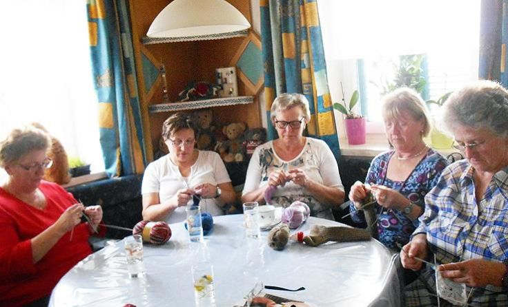 Stricken für die Frankenburger Strickstube Foto: Günter Pramendorfer