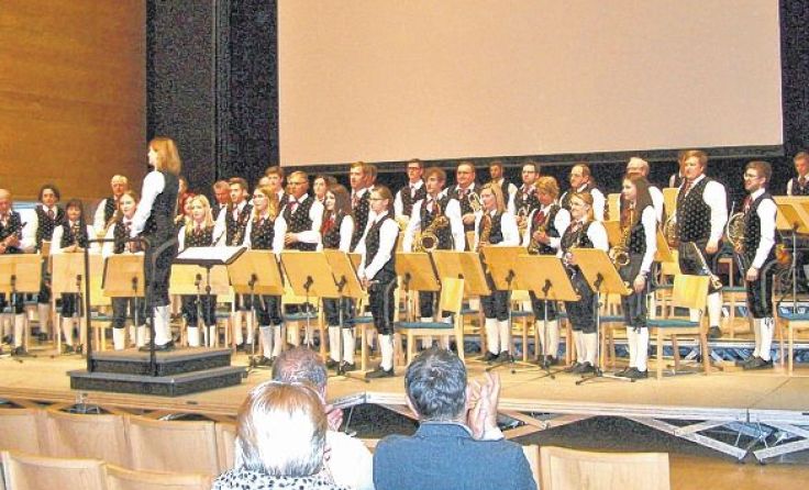 Musikverein Gampern mit Kapellmeisterin Katharina Ramsauer