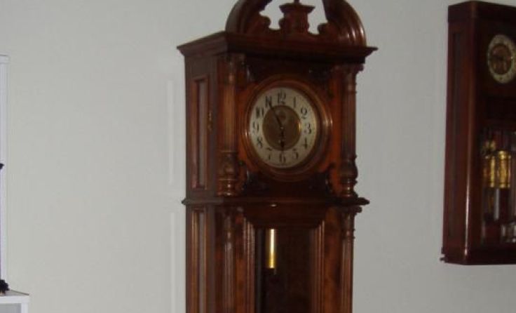 Diese antike Bodenstanduhr ist im Uhrmachermuseum zu bewundern.