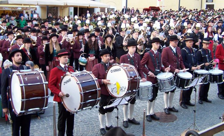 Gesamtspiel, im Vordergrund die Schlagzeuger von Timelkam, Atzbach und Tiefgraben Foto: Strohbach
