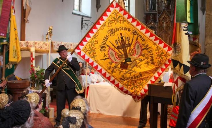 Fähnrich Mario Peer mit der Fahne beim Festgottesdienst Fotos: Franz Stadler
