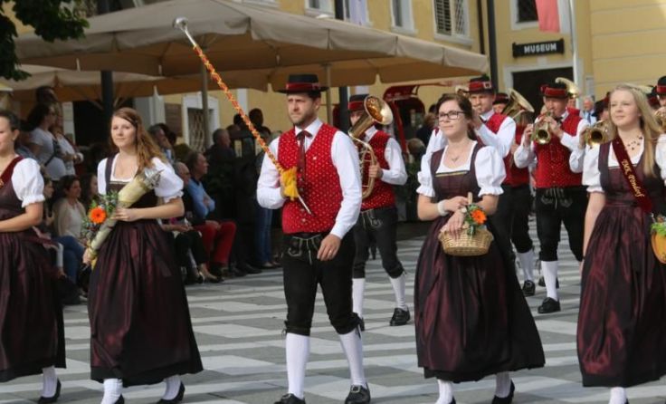 Stabführer Hannes Ensinger mit den Musikern in Mondsee Foto: TMK Pöndorf