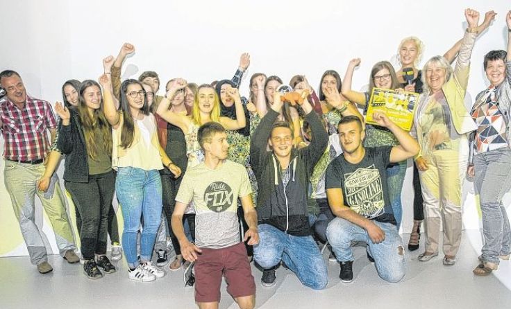 Die Schüler freuten sich über einen Pokal und Hartlauer-Gutscheine. Foto: Peter Christian Mayr